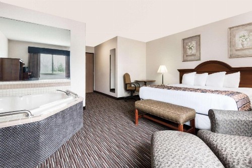 Baymont by Wyndham Columbus/Rickenbacker - image 5