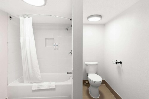 Comfort Suites East - image 23