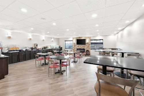 Comfort Suites East - image 27
