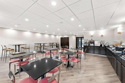 Comfort Suites East - image 29