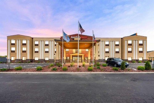Comfort Suites East - image 36