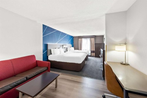 Comfort Suites East - image 38