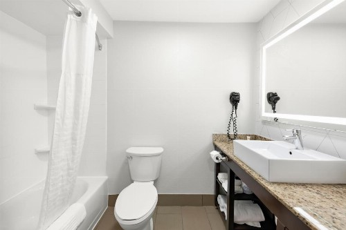 Comfort Suites East - image 45
