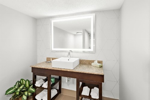 Comfort Suites East - image 47