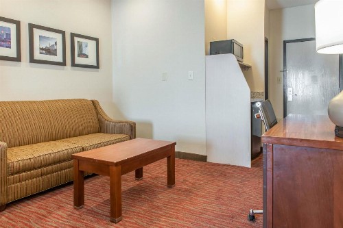 Comfort Suites Columbus - image 32