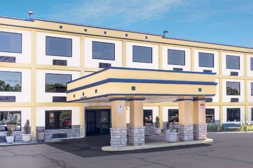 Days Inn by Wyndham Columbus Airport - image 1