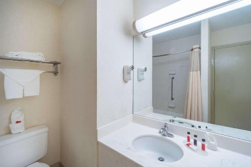 Days Inn by Wyndham Columbus Airport - image 10