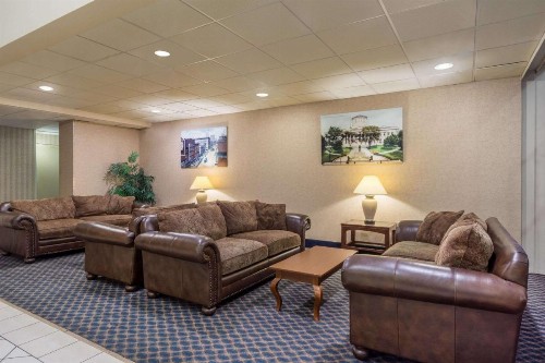 Days Inn by Wyndham Columbus Airport - image 2
