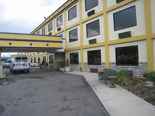 Days Inn by Wyndham Columbus Airport - image 36