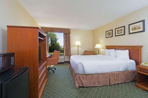 Days Inn by Wyndham Columbus Airport - image 6
