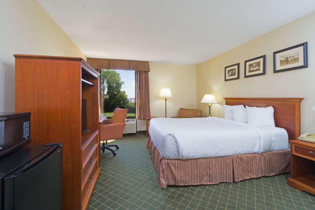 Days Inn by Wyndham Columbus Airport - image 6
