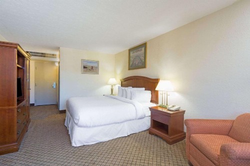 Days Inn by Wyndham Columbus Airport - image 7