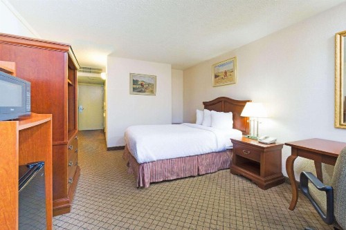 Days Inn by Wyndham Columbus Airport - image 8