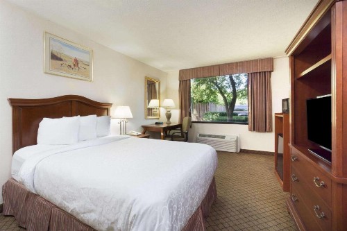Days Inn by Wyndham Columbus Airport - image 9