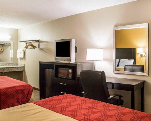 Econo Lodge Columbus - image 22