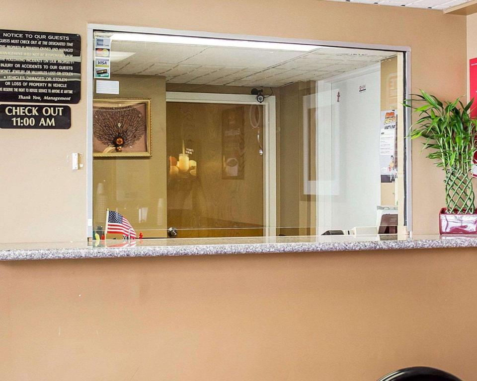 Econo Lodge Columbus - image 6