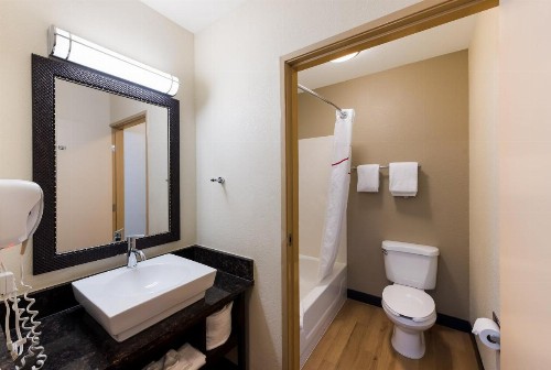 Red Roof Inn PLUS+ Columbus Downtown - Convention Center - image 40