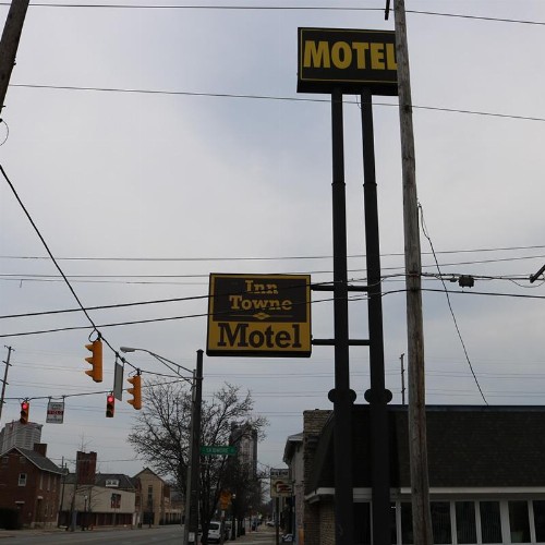 Inn Towne Motel - image 2