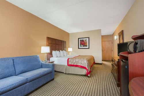 Ramada by Wyndham Columbus North - image 4