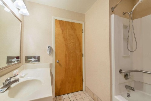 Ramada by Wyndham Columbus North - image 9