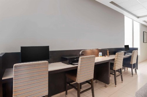 Best Western Plus Commerce Hotel - image 13
