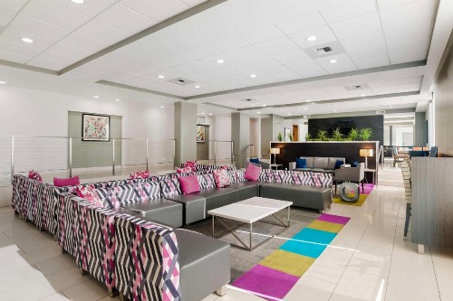 Best Western Plus Commerce Hotel - image 1