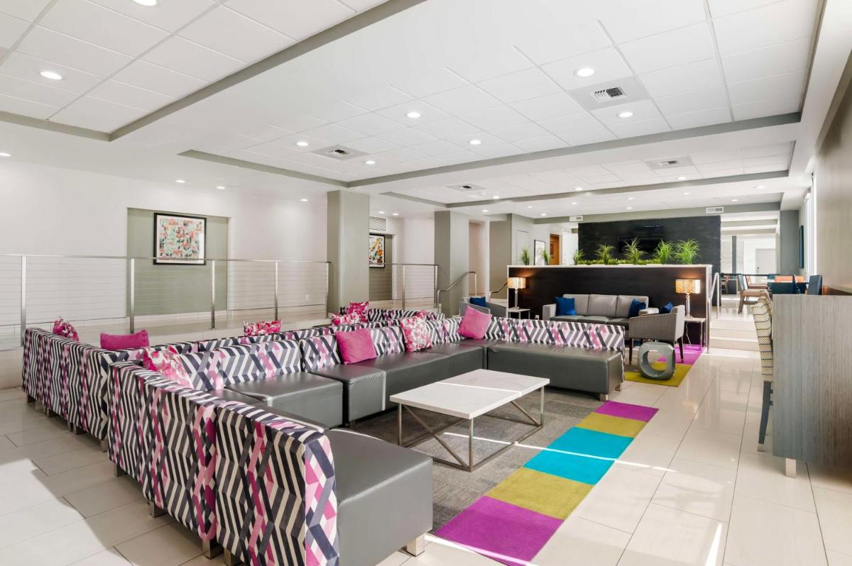 Best Western Plus Commerce Hotel - main image