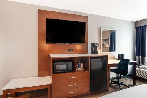 Best Western Plus Commerce Hotel - image 17