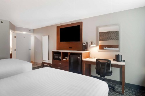 Best Western Plus Commerce Hotel - image 22