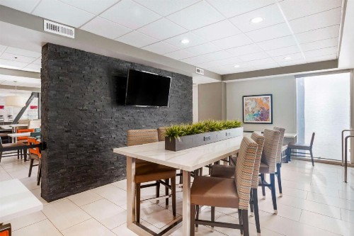 Best Western Plus Commerce Hotel - image 2