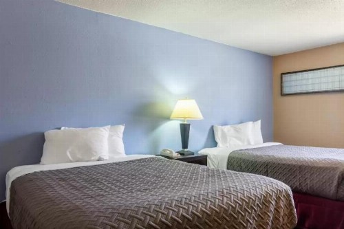 Super 8 by Wyndham Concordia - image 19