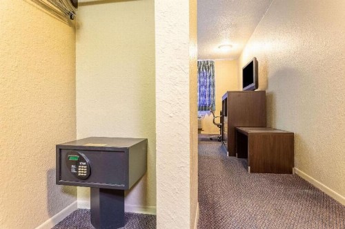 Super 8 by Wyndham Concordia - image 36