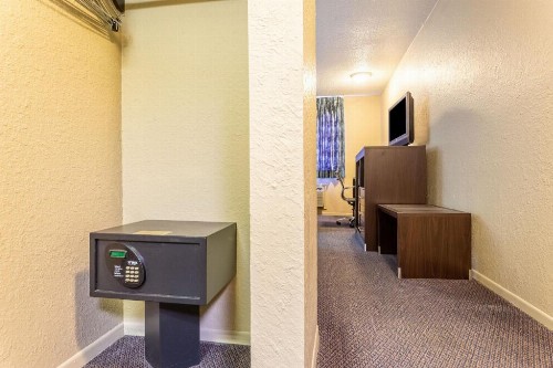 Super 8 by Wyndham Concordia - image 48