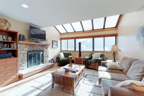Village Square Penthouse Suite - image 8
