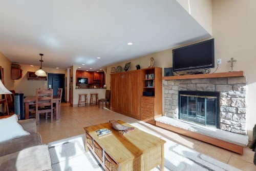 Village Square Penthouse Suite - image 9
