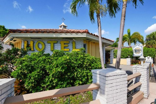 OYO Hotel Coral Gables - Miami Airport - image 1