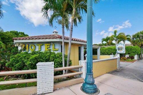 OYO Hotel Coral Gables - Miami Airport - image 30