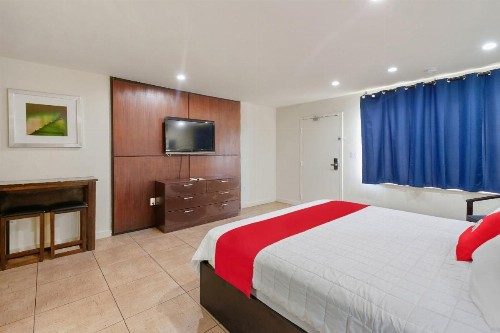 OYO Hotel Coral Gables - Miami Airport - image 6