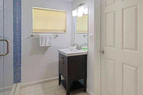 OYO Hotel Coral Gables - Miami Airport - image 7