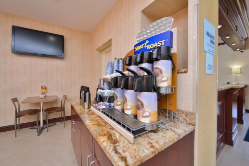 Holiday Inn Express LaGuardia Airport an IHG Hotel