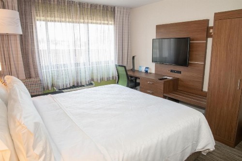 Holiday Inn Express LaGuardia Airport an IHG Hotel - image 3