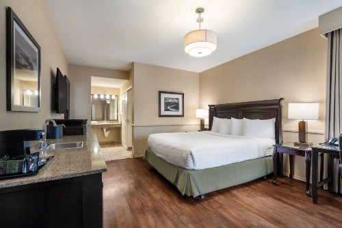 Ayres Lodge & Suites Corona West - image 15