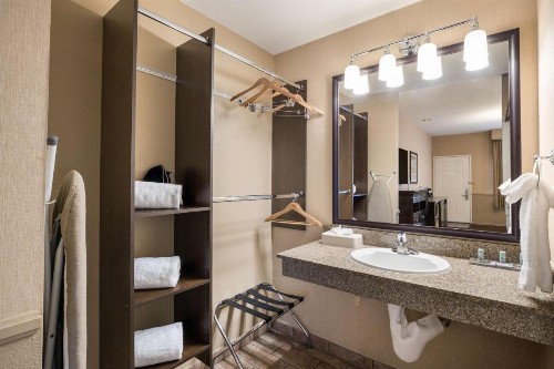 Ayres Lodge & Suites Corona West - image 30