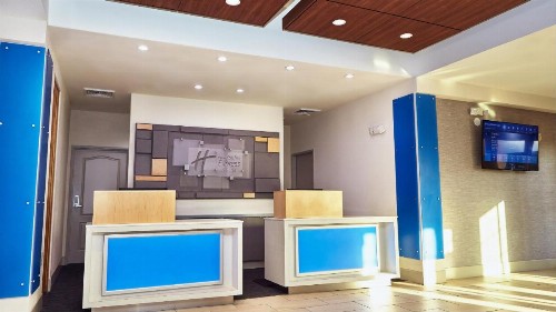 Holiday Inn Express Hotel & Suites Corona an IHG Hotel - image 11