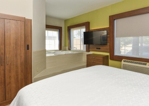 Holiday Inn Express Hotel & Suites Corona an IHG Hotel - image 17
