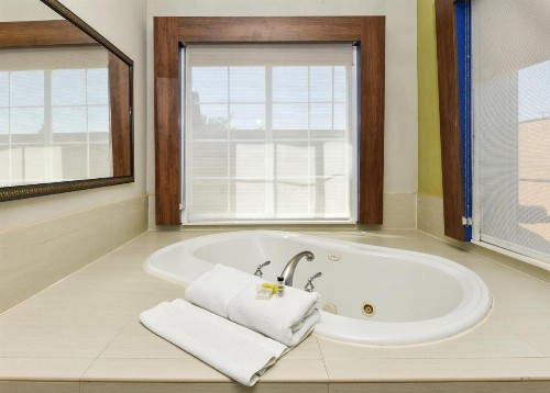 Holiday Inn Express Hotel & Suites Corona an IHG Hotel - image 20