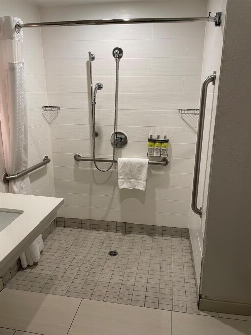 Holiday Inn Express Hotel & Suites Corona an IHG Hotel - image 22