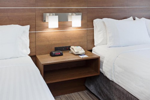 Holiday Inn Express Hotel & Suites Corona an IHG Hotel - image 25