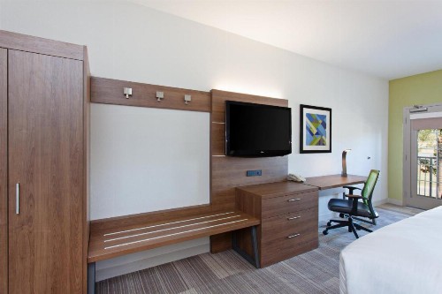 Holiday Inn Express Hotel & Suites Corona an IHG Hotel - image 39