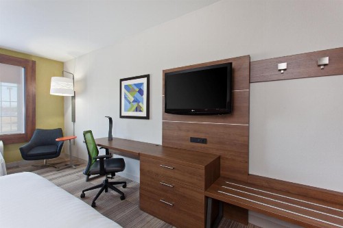 Holiday Inn Express Hotel & Suites Corona an IHG Hotel - image 50